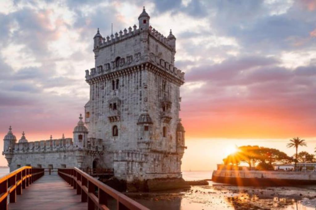 Classic Lisbon Homes: Bright & Central In Belem Esterno foto