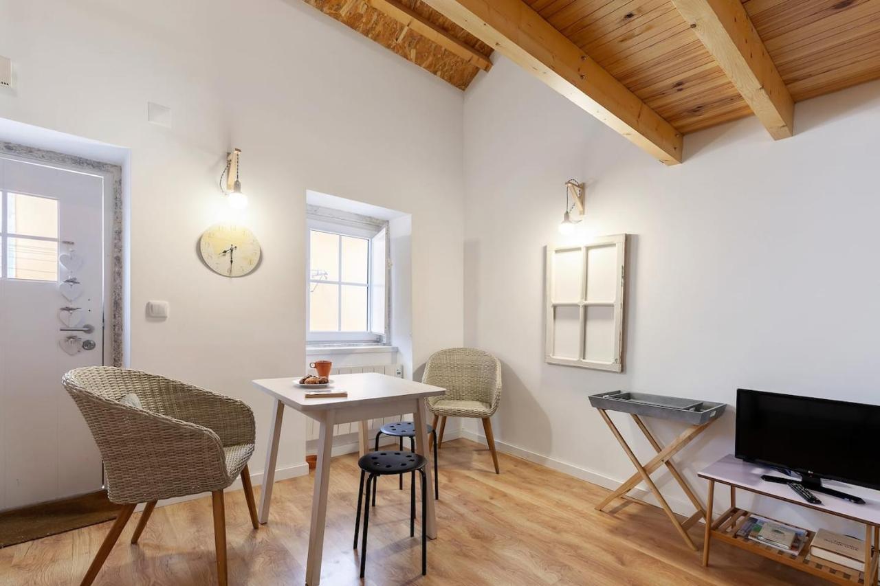 Classic Lisbon Homes: Bright & Central In Belem Esterno foto