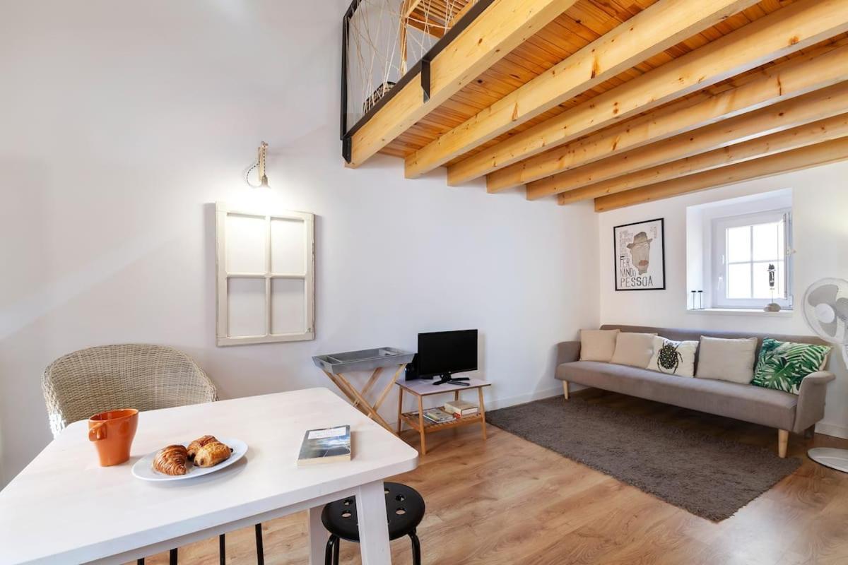 Classic Lisbon Homes: Bright & Central In Belem Esterno foto