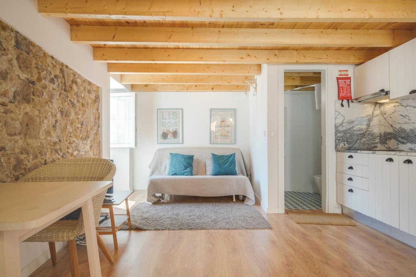 Classic Lisbon Homes: Bright & Central In Belem Esterno foto