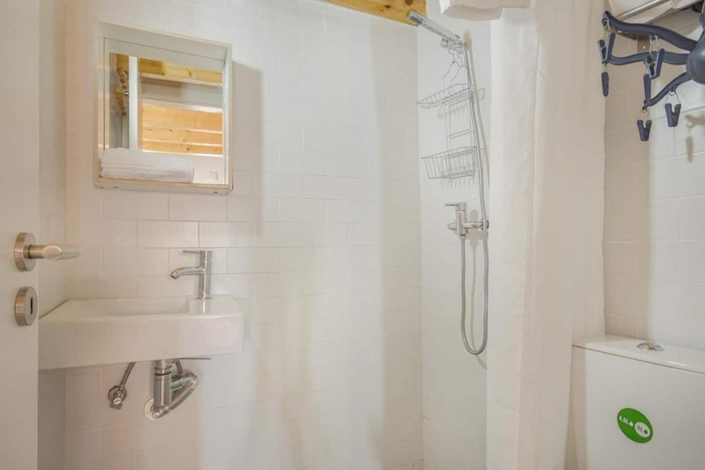 Classic Lisbon Homes: Bright & Central In Belem Esterno foto
