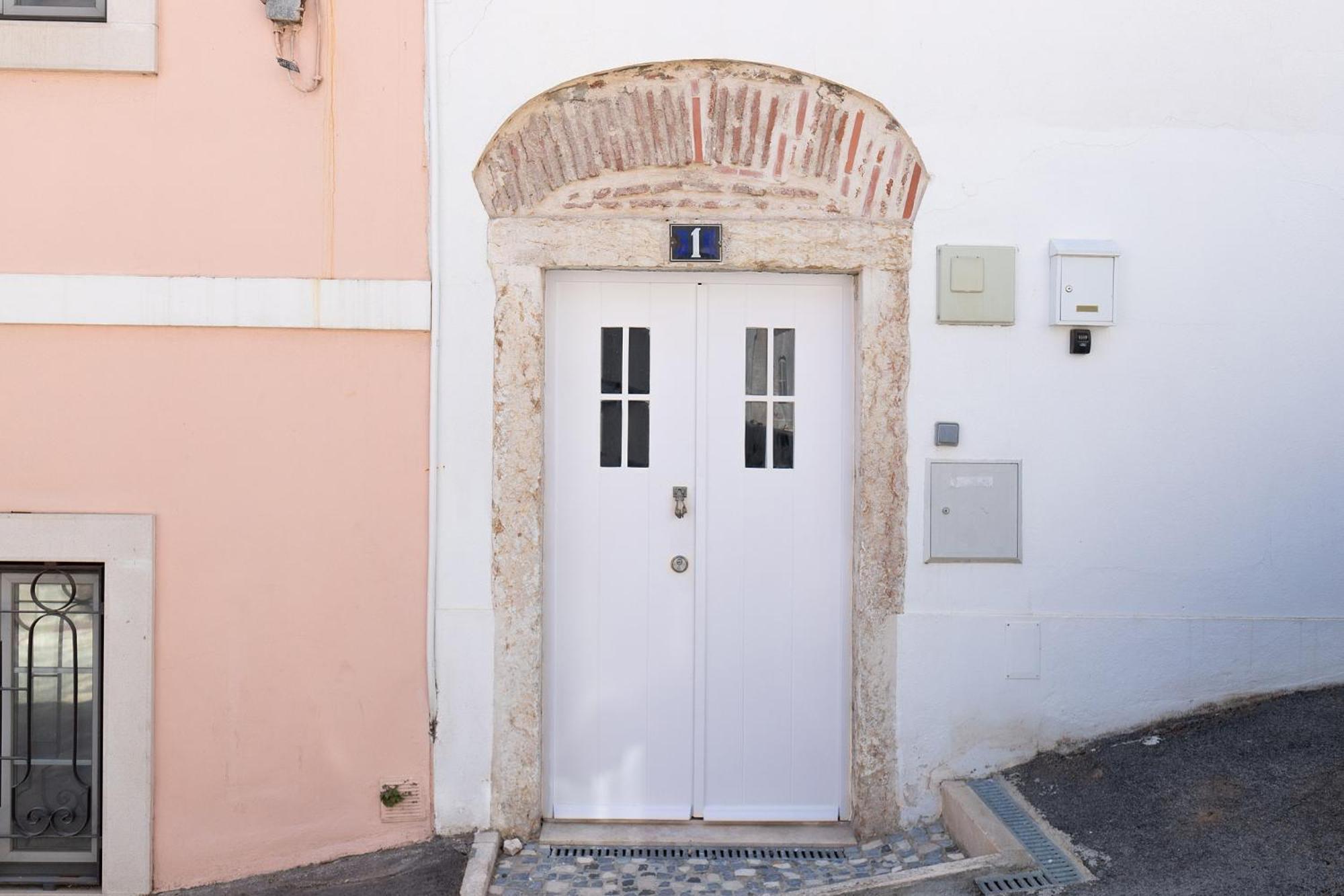 Classic Lisbon Homes: Bright & Central In Belem Esterno foto